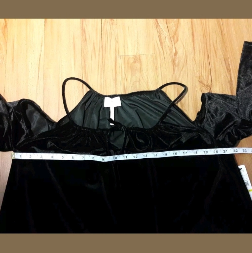 🌟SOLD🌟New Black Velvet Cold Shoulder Top - Picture 4 of 8